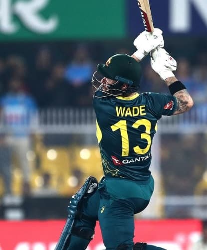 ১৬ বলে অপরাজিত ২৮ রানের গুরুত্বপূর্ণ ইনিংস খেললেন অজি অধিনায়ক ম্যাথু ওয়েড। ম্যাক্সওয়েলকে যোগ্য সঙ্গ দিলেন।