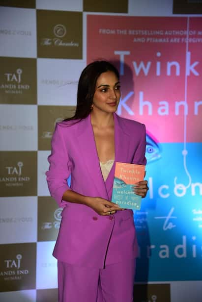 Kiara Advani Photo: અભિનેત્રી, બેસ્ટ સેલિંગ લેખિકા અને કોલમિસ્ટ ટ્વિંકલ ખન્નાએ બુધવારે તેમની ચોથી બુક વેલકમ ટુ પેરેડાઇઝ (Juggernaut)નું અનાવરણ કર્યું હતું.