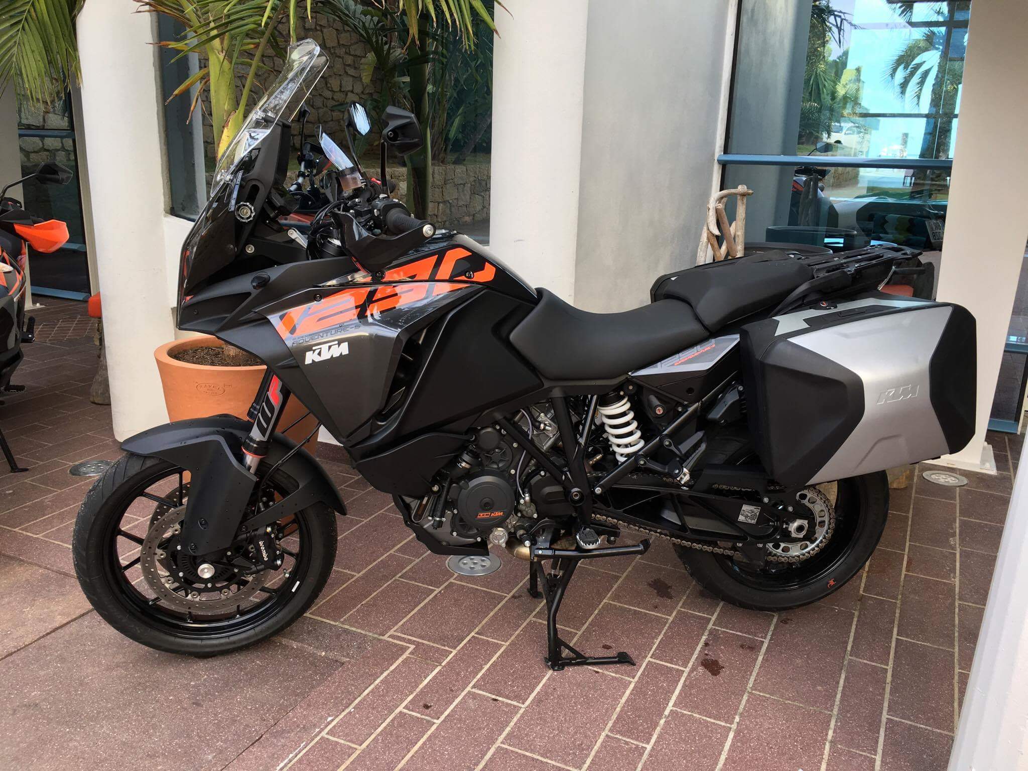 KTM Bikes Revealed: केटीएम 1290 सुपर एडवेंचर आर - एस 2024 से हटा पर्दा, जानें इनमें क्या कुछ होगा खास?