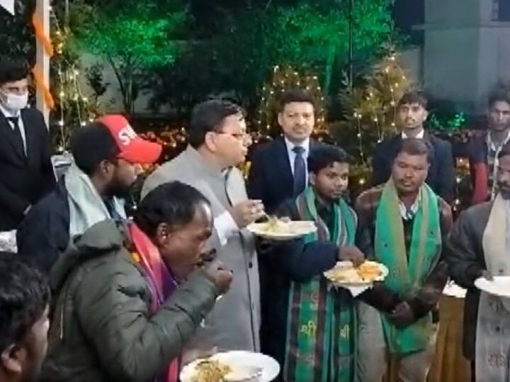 Uttarakhand CM Pushkar Singh Dhami and workers have dinner together at Dehradun during Igas Bagwal celebrations Dehradun: सीएम आवास पर मना 'इगास बग्वाल', रेस्क्यू किए गए मजदूरों के परिजनों संग मुख्यमंत्री धामी ने किया डिनर
