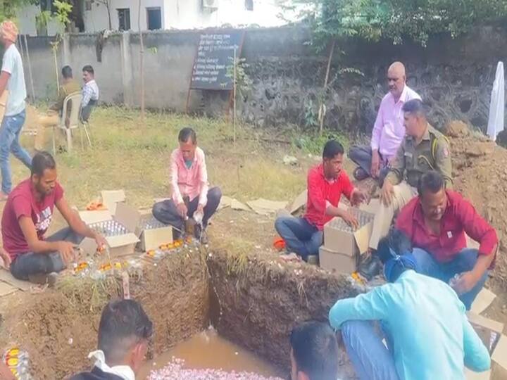संपूर्ण 588 बॉक्समधील दारूच्या बाटल्यातील दारू खड्ड्यात ओतल्यावर वरून मातील टाकली जाणार आहे.