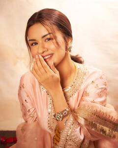 अवनीत कौरच्या देसी लूकने चाहत्यांची मने जिंकली, इंटरनेटवर घातला धुमाकूळ!