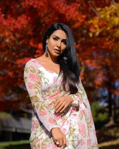 Nandini Rai: చీరలో అందాలు ఆరబోస్తున్న బోల్డ్ బ్యూటీ నందిని రాయ్