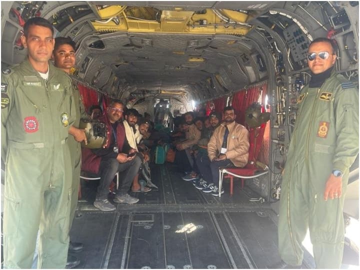 Chinook Helicopter: उत्तरकाशी की सिल्क्यारा सुरंग से रेस्क्यू किए जाने के बाद सभी मजदूरों को भारतीय वायुसेना के चिनूक हेलीकॉप्टर से ऋषिकेश लाया गया है.