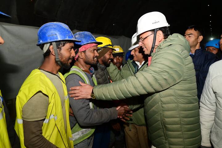 पंतप्रधान नरेंद्र मोदी यांनी उत्तराखंडमधील सिल्क्यारा बोगद्यातून सुरक्षितपणे बाहेर काढण्यात आलेल्या कामगारांशी फोनवरून संवाद साधला. (Image Source : PTI)