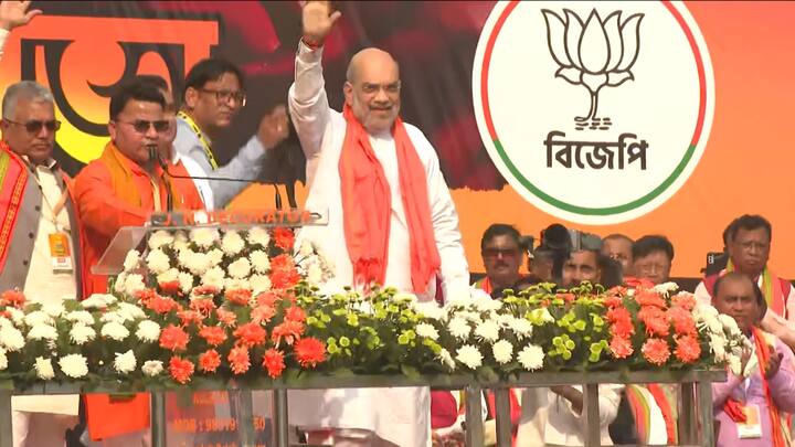 'বাংলার উন্নয়ন চাইলে মমতা বন্দ্যোপাধ্যায়ের সরকারকে উপড়ে ফেলে দিন। মোদিজির কাছে সবথেকে গুরুত্বপূর্ণ বাংলার উন্নয়ন।মমতা বন্দ্যোপাধ্য়ায় মোদিজিকে উন্নয়ন করতে দিচ্ছেন না।'