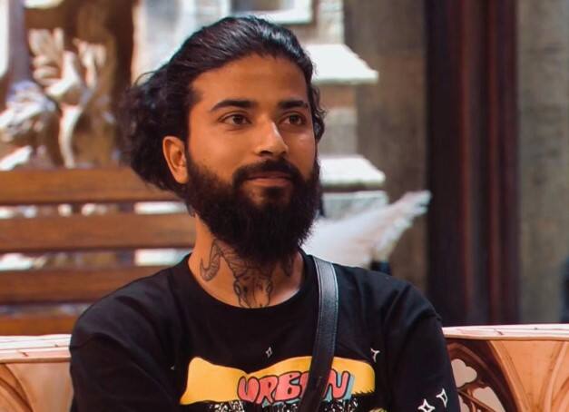 अनुराग डोभाल का भी कुछ ऐसा ही हाल है. अनुराग अपने ही दोस्तों की बातें इधर उधर करते देखे गए हैं.