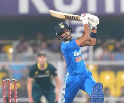 ভারতের হয়ে এর আগে শতরান হাঁকান রুতুরাজ গায়কোয়াড। ১৩টি বাউন্ডারি ও ৭টি ছক্কার সাহায্যে ৫৭ বলে ১২৩ রান হাঁকান ভারতীয় ওপেনার।