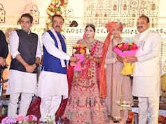 शादी समारोह में केशव प्रसाद मौर्य और ब्रजेश पाठक को दूर से खड़े देखते रहे अखिलेश यादव, सोशल मीडिया पर तस्वीर वायरल