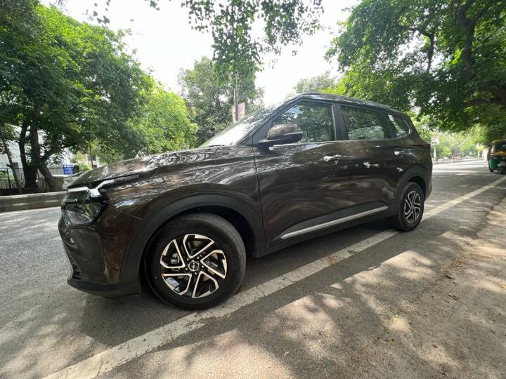 चौथी 7 सीटर कार किआ कारेंस है, जो पेट्रोल के साथ-साथ डीजल ऑप्शन में भी खरीदी जा सकती है. इसे खरीदने के लिए 10.45 लाख रुपए एक्स-शोरूम की शुरुआती कीमत की जरुरत होगी.