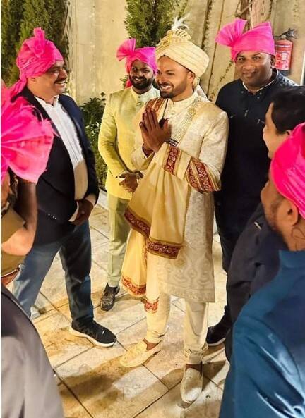 ਦੱਸ ਦੇਈਏ ਕਿ ਮੁਕੇਸ਼ ਕੁਮਾਰ ਆਸਟ੍ਰੇਲੀਆ ਦੇ ਖਿਲਾਫ ਖੇਡੀ ਜਾ ਰਹੀ 5 ਮੈਚਾਂ ਦੀ ਟੀ-20 ਸੀਰੀਜ਼ ਦਾ ਹਿੱਸਾ ਹਨ, ਪਰ ਉਨ੍ਹਾਂ ਨੇ ਤੀਜੇ ਟੀ-20 'ਚ ਆਪਣੇ ਵਿਆਹ ਲਈ ਬੀਸੀਸੀਆਈ ਤੋਂ ਛੁੱਟੀ ਮੰਗੀ ਸੀ।