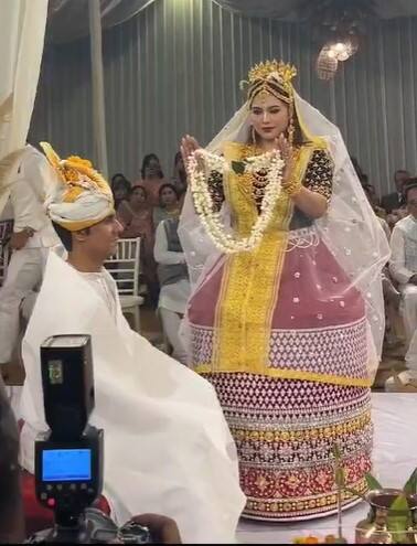 ਦੋਹਾਂ ਦਾ ਵਿਆਹ ਇੰਫਾਲ 'ਚ ਮਨੀਪੁਰੀ ਰੀਤੀ-ਰਿਵਾਜਾਂ ਨਾਲ ਹੋਇਆ। ਜਿਸ ਦੀਆਂ ਕੁਝ ਵੀਡੀਓਜ਼ ਹੁਣ ਸੋਸ਼ਲ ਮੀਡੀਆ 'ਤੇ ਸਾਹਮਣੇ ਆਈਆਂ ਹਨ। ਵੀਡੀਓ 'ਚ ਅਭਿਨੇਤਾ ਚਿੱਟੇ ਕੁੜਤੇ ਦੇ ਨਾਲ ਧੋਤੀ ਪਹਿਨੇ ਨਜ਼ਰ ਆ ਰਹੇ ਹਨ। ਉਨ੍ਹਾਂ ਦੀ ਪ੍ਰੇਮਿਕਾ ਲਿਨ ਲੈਸ਼ਰਾਮ ਦੁਲਹਨ ਦੇ ਰੂਪ 'ਚ ਬੇਹੱਦ ਖੂਬਸੂਰਤ ਲੱਗ ਰਹੀ ਹੈ।