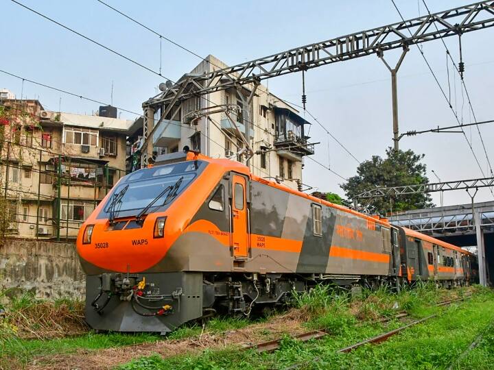 गुजरात जा रही स्पेशल ट्रेन में अचानक बीमार पड़ गए 90 यात्री, सबको हुई थी फूड प्वाइजनिंग ninty passengers fell ill of special train complain of food poisoning treated at Pune station गुजरात जा रही स्पेशल ट्रेन में अचानक बीमार पड़ गए 90 यात्री, सबको हुई थी फूड प्वाइजनिंग