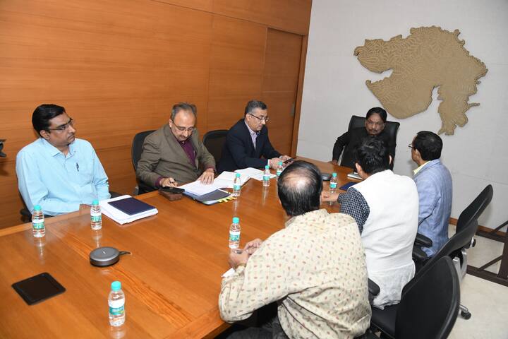 રાજ્યની સરકારી બિન સરકારી અનુદાનિત આર્ટ, સાયન્સ, કોમર્સ, બી.એડ, લો કોલેજો તથા ગ્રામ્ય વિદ્યાપીઠમાં અભ્યાસ કરતા વિદ્યાર્થી/વિદ્યર્થીનીઓને અભ્યાસની સાથે સાથે ઉદ્યોગ સાહસિકતા વિકસાવવા તથા તેઓને પ્રોત્સાહન આપવાના ભાગ રૂપે રાજ્ય સરકારે ‘‘વિદ્યાર્થી ઉદ્યોગ સાહસિકતા પોલીસી અમલમાં મુકવામાં આવેલ છે. આ પોલીસીની અસરકારક અમલવારી માટે જ આજે આ MOU કરવામાં આવ્યા છે.