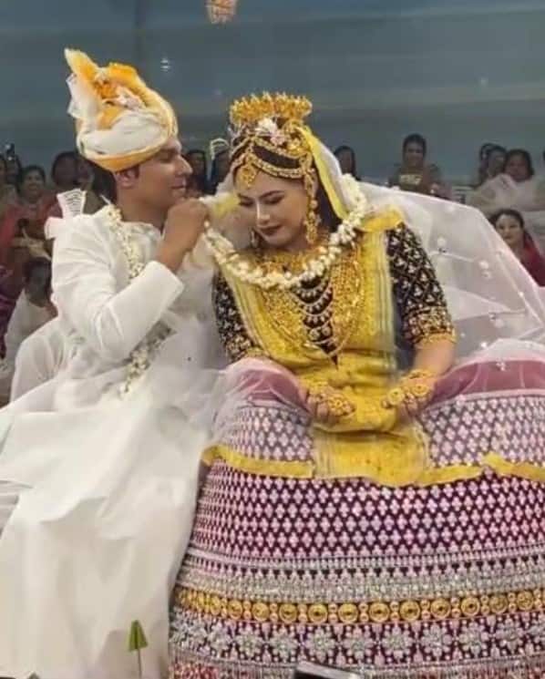 ਇਸ ਤੋਂ ਬਾਅਦ ਉਨ੍ਹਾਂ ਦੇ ਵਿਆਹ ਦਾ ਇੱਕ ਹੋਰ ਵੀਡੀਓ ਸਾਹਮਣੇ ਆਇਆ ਹੈ। ਜਿਸ ਵਿੱਚ ਰਣਦੀਪ ਅਤੇ ਲਿਨ ਮਨੀਪੁਰੀ ਰੀਤੀ-ਰਿਵਾਜਾਂ ਅਨੁਸਾਰ ਵਿਆਹ ਦੀਆਂ ਰਸਮਾਂ ਨਿਭਾਉਂਦੇ ਨਜ਼ਰ ਆ ਰਹੇ ਹਨ।