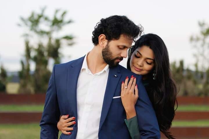 राठी मनोरंजनसृष्टीतील 'कलरफुल' अभिनेत्री पूजा सावंतने (Pooja Sawant) 28 नोव्हेंबर 2023 रोजी जोडीदारासोबतचा फोटो शेअर करत चाहत्यांना आनंदाची बातमी दिली.