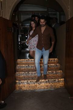 डिनर डेट पर नताशा संग स्टाइलिश अंदाज में स्पॉट हुए Varun Dhawan, पत्नी का हाथ थामे हुए एक्टर ने खूब दिए पोज, वायरल हो रही कपल की तस्वीरें