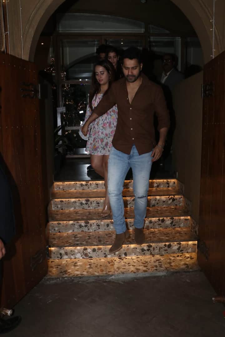 मंगलवार की शाम वरुण धवन और नताशा दलाल, अपने फैशन डिजाइनर दोस्तों कुणाल रावल और अर्पिता मेहता के साथ डिनर आउटिंग के लिए निकले थे.