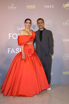 NMACC के इवेंट में पति संग स्टाइलिश लुक में पहुंचीं सोनम कपूर, विजय वर्मा की लेडी लव तमन्ना ने पहना ऐसा आउटफिट, देखें तस्वीरें....