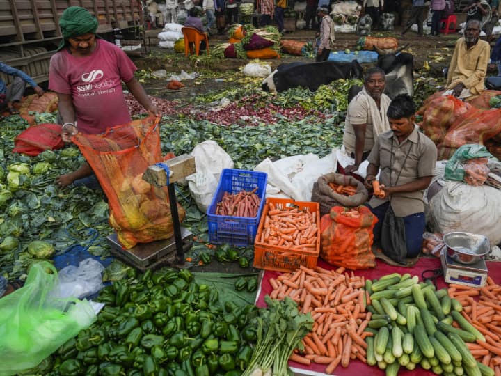 इंदौर में आम आदमी पर बारिश की मार, प्याज के बाद हरी सब्जियों की कीमतों में इजाफा
