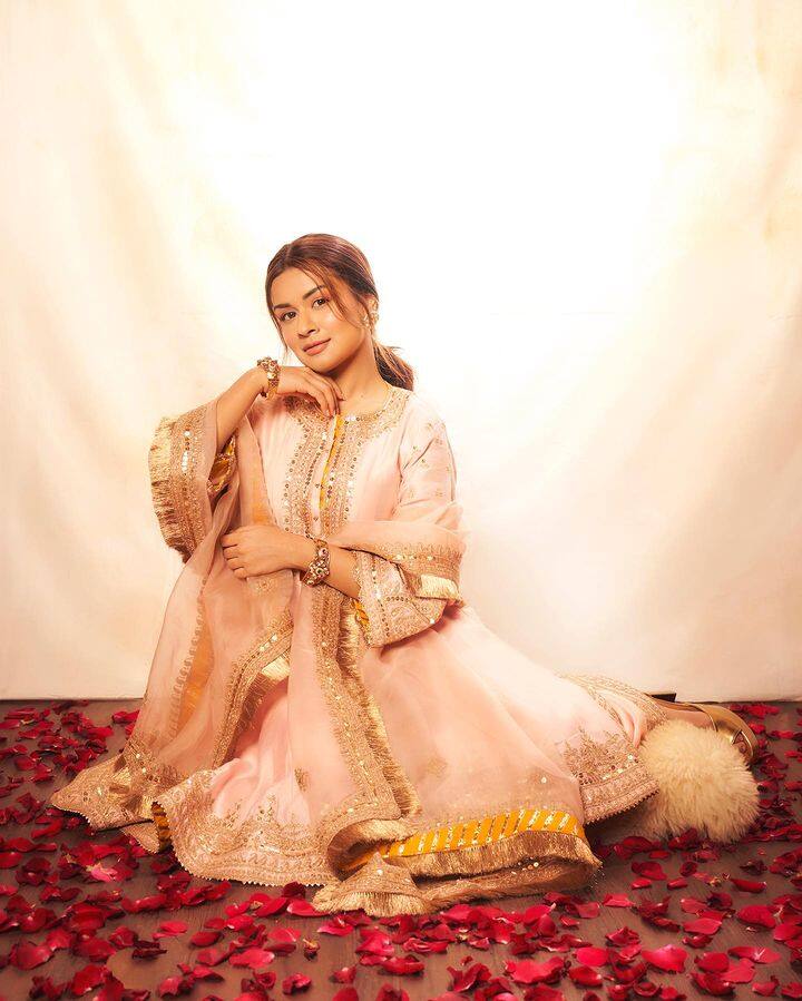 अवनीत कौरने इन्स्टाग्रामवर तिचा पारंपरिक लूक शेअर केला आहे. पीच कलरच्या सूटमध्ये अवनीत कौर खूपच सुंदर दिसत आहे.