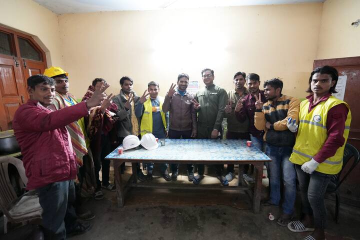 उत्तरकाशीतील सिल्क्यारा बोगद्यात 17 दिवस अडकलेले 41 मजूर अखेर मंगळवारी सुखरुप बाहेर आले आहेत. (Image Source : PTI)