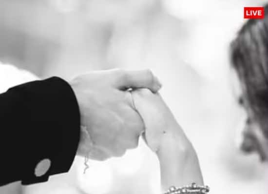 ਪੰਜਾਬੀ ਵਿਆਹ ਦੀਆਂ ਆਪਣੀਆਂ ਰਸਮਾਂ ਅਤੇ ਰੀਤੀ-ਰਿਵਾਜ ਹਨ। ਪੰਜਾਬੀ ਵਿਆਹ ਦਾ ਮਤਲਬ ਹੈ ਮਸਤੀ, ਢੋਲ ਅਤੇ ਸ਼ੋਰ। ਪੰਜਾਬੀ ਵਿਆਹਾਂ ਦੀਆਂ ਰਸਮਾਂ ਵੱਖਰੀਆਂ ਹੁੰਦੀਆਂ ਹਨ। ਸਭ ਤੋਂ ਪਹਿਲਾਂ ਜਦੋਂ ਰਿਸ਼ਤਾ ਤੈਅ ਹੋ ਜਾਂਦਾ ਹੈ ਤਾਂ ਕੁੜਮਾਈ ਹੁੰਦੀ ਹੈ, ਜਿਸ ਨੂੰ ਪੰਜਾਬੀ ਵਿੱਚ ਠਾਕਾ ਜਾਂ ਰੋਕਾ ਕਿਹਾ ਜਾਂਦਾ ਹੈ।