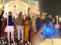 शादी समारोह में केशव प्रसाद मौर्य और ब्रजेश पाठक को दूर से खड़े देखते रहे अखिलेश यादव, सोशल मीडिया पर तस्वीर वायरल