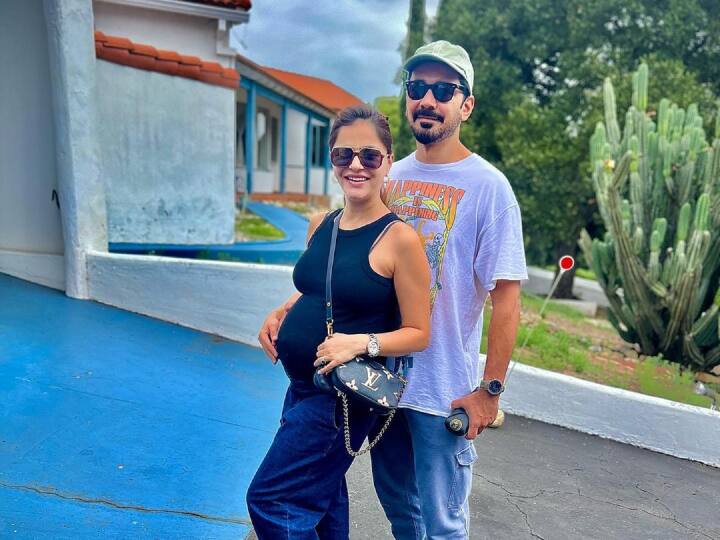 टीवी की 'छोटी बहूरानी' यानी रूबीना दिलैक प्रेगनेंट हैं. वे अपनी प्रेगनेंसी को एंजॉय कर रही हैं और अपने  फैंस को हर अपडेट दे रही हैं. हाल ही में अपने एक व्लॉग में उन्होंने बताया है कि वे और अभिनव शुक्ला बहुत जल्द जुड़वा बच्चों के पेरेंट्स बनने वाले हैं. क्या आप जानते हैं कि रूबीना से पहले कई सेलेब्स जुड़वा बच्चों के पेरेंट्स हैं?