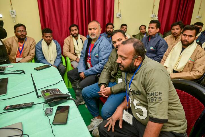 यावेळी पंतप्रधान नरेंद्र मोदी यांनी कामगारांचे कौतुक करताना म्हटलं की, 'बाबा केदारनाथने तुम्हा सर्वांना आशीर्वाद दिला आहे. संकटाच्या वेळी तुम्ही एकमेकांना प्रोत्साहन दिलं. तुमच्या कुटुंबीयांनीही आम्हाला पाठिंबा दिला. हे रेस्क्यू ऑपरेशन माणुसकीचे आणि टीमवर्कचे अप्रतिम उदाहरण आहे.' (Image Source : PTI)