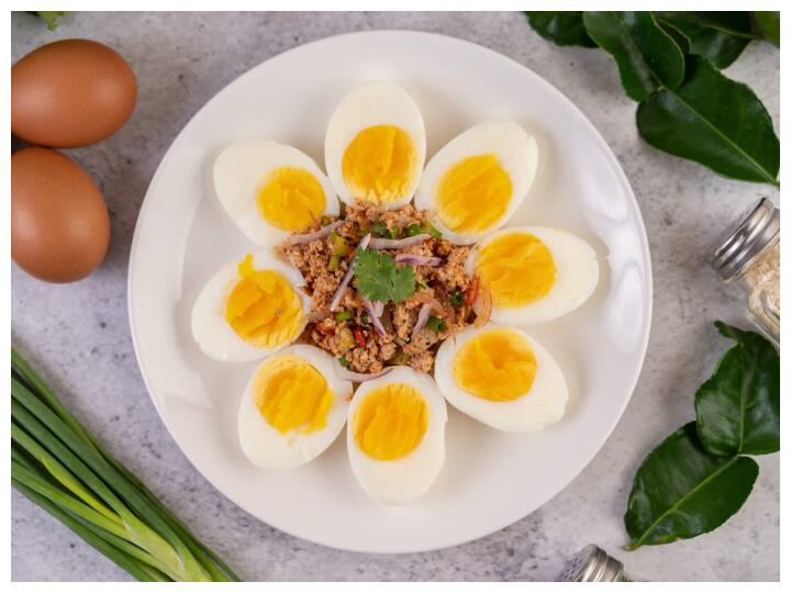 वजन से महसूस: करने अंडे की असलियत की दूसरी पहचान उसके वजन को महसूस करके की जा सकती है. जब आप किसी अंडे को हाथ में उठाकर पकड़ते हैं तो असली अंडा बहुत हल्का लगेगा. उसका वजन मामूली होगा और आपको कोई असुविधा नहीं होगी.