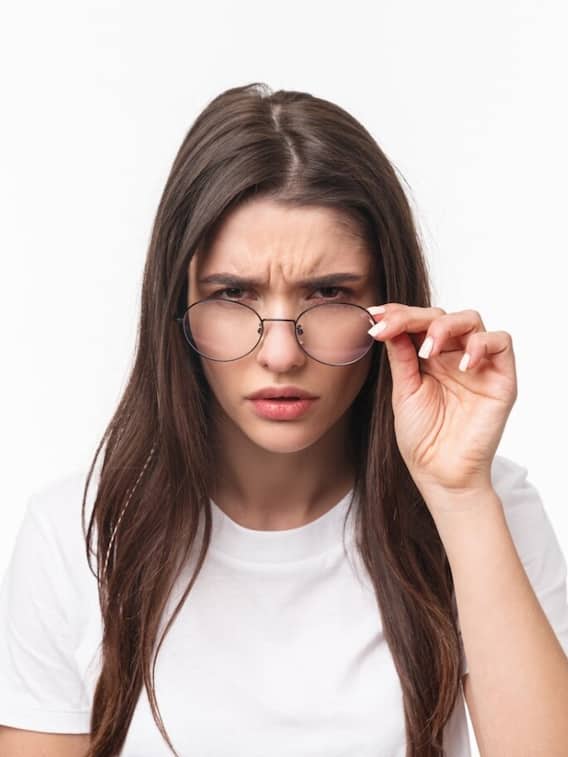 आंखों से चश्मा उतारने के लिए डाइट में शामिल करें ये फूड्स