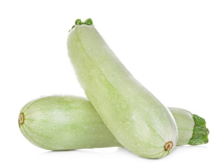 लेकिन क्या आप जानते हैं कि लौकी का सेवन इन पांच चीजों के साथ करने से यह हमारे सेहत के लिए नुकसानदायक भी हो सकती है? तो चलिए आज हम आपको बताते हैं कि किन चीजों के साथ आपको लौकी का सेवन नहीं करना चाहिए.