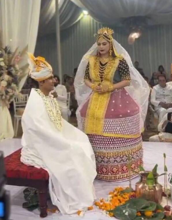 ਪਹਿਲੀ ਵੀਡੀਓ 'ਚ ਰਣਦੀਪ ਹੁੱਡਾ ਚਿੱਟੇ ਰੰਗ ਦੀ ਧੋਤੀ-ਕੁੜਤਾ ਪਹਿਨ ਕੇ ਪਵੇਲੀਅਨ ਵੱਲ ਜਾਂਦੇ ਨਜ਼ਰ ਆ ਰਹੇ ਹਨ। ਅਦਾਕਾਰ ਨੇ ਸਿਰ 'ਤੇ ਮੇਲ ਖਾਂਦੀ ਪੱਗ ਬੰਨ੍ਹ ਕੇ ਆਪਣਾ ਲੁੱਕ ਪੂਰਾ ਕੀਤਾ ਹੈ। ਰਣਦੀਪ ਦਾ ਇਹ ਵੀਡੀਓ ਹੁਣ ਇੰਟਰਨੈੱਟ 'ਤੇ ਵਾਇਰਲ ਹੋ ਰਿਹਾ ਹੈ।