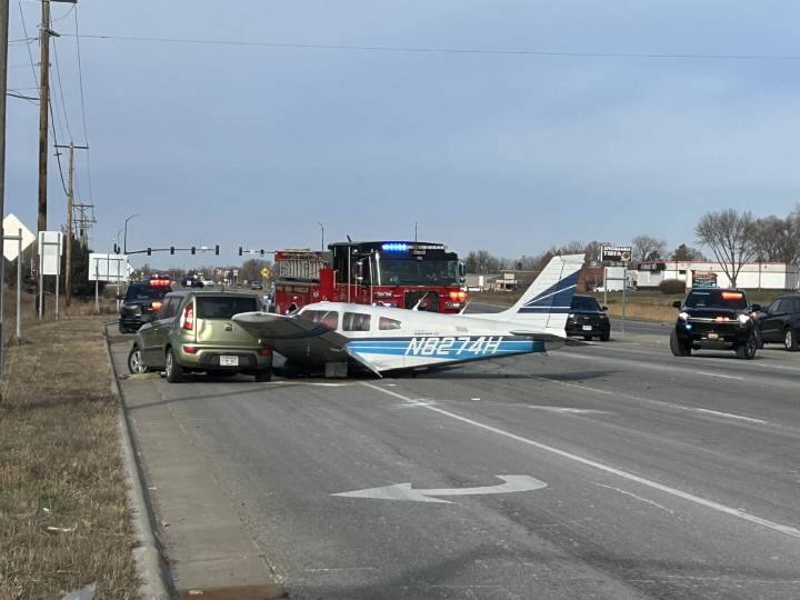 plane crashes into vehicle on busy Minnesota  highway Brooklyn Park USA Watch: अमेरिका में हाईवे पर जा रही थी कार, पीछे से प्लेन ने मारी टक्कर और फिर...