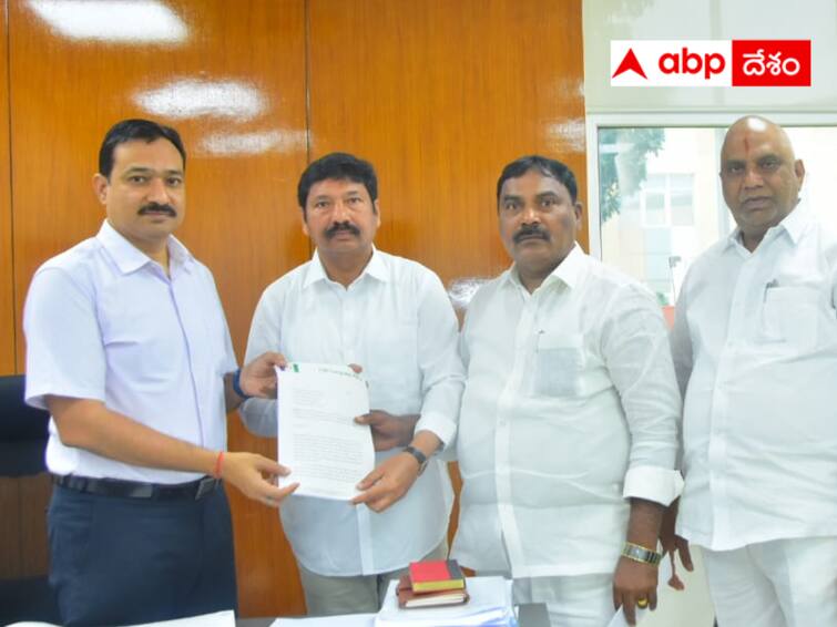 CP leaders complained to the EC that those who are voting in Telangana also have votes in AP Andhra Election Commission :  తెలంగాణ ఓటర్లపై ఏపీసీఈవోకి వైసీపీ ఫిర్యాదు -  అసలు ట్విస్ట్ ఇదే  !