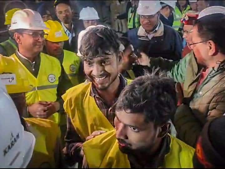 Uttarkashi Tunnel Rescue Successful when NDRF team first met labors in tunnel Uttarkashi Tunnel Rescue: हम NDRF से हैं, आपको... 17 दिन बाद जब मजदूरों को दिखे देवदूत तो कैसा था उनका पहला रिएक्शन