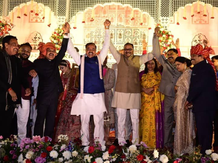 नेताओं में योगी सरकार के डिप्टी सीएम केशव प्रसाद मौर्य और डिप्टी सीएम ब्रजेश पाठक भी पहुंचे. इसके अलावा राकेश सचान भी मौजूद रहे. समाजवादी पार्टी के नेता और यूपी के पूर्व सीएम अखिलेश यादव भी इस शादी में पहुंचे.