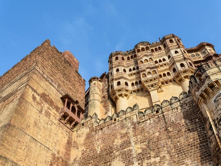 इस टूर की शुरुआत उत्तर प्रदेश की राजधानी लखनऊ से होगी. यह एक डीलक्स फ्लाइट पैकेज है जिसमें आपको लखनऊ से जयपुर और फिर जोधपुर से लखनऊ आने के लिए एयर टिकट मिलेगी.