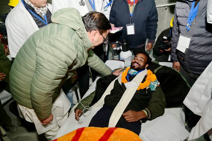 त्याआधी पंतप्रधानांनी उत्तराखंडचे मुख्यमंत्री पुष्कर सिंह धामी यांच्यासोबत संवाद साधला आणि कामगारांना बोगद्यातून बाहेर काढल्यानंतर त्यांच्यासाठी केलेल्या व्यवस्थेची माहिती घेतली.  (Image Source : PTI)