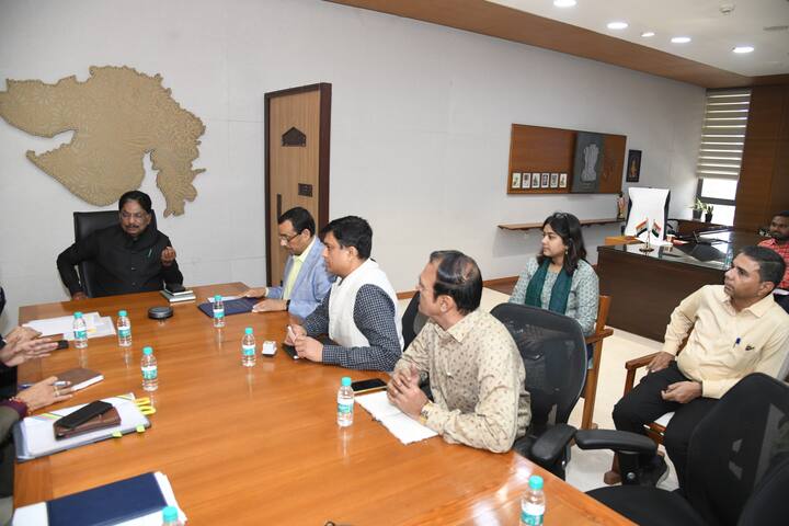 આ પોલીસી અંતર્ગત પ્રારંભિક તબક્કે ૫૦૦ જેટલા નોડલ ઓફીસરની નિયુક્તિ કરીને કૉલેજમાં અભ્યાસ કરતા ૨૦૦૦ થી વધુ વિદ્યાર્થીઓ/વિદ્યાર્થીનીઓને ઉદ્યોગ સાહસિકતા નીતિ પ્રોગ્રામ હેઠળ આવરી લઇ પસંદગી પામેલ વિદ્યાર્થીઓ તેઓને નાના ઉદ્યોગો શરૂ કરવા માટે ૪૦,૦૦૦/- રૂપિયા જેટલી આર્થિક સહાય ચૂકવવાનું નક્કી કરવામાં આવ્યું છે.