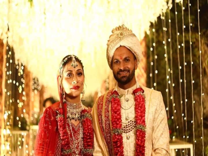 Cricketer Mukesh Kumar Wedding: क्रिकेटर मुकेश कुमार ने कुछ महीने पहले ही दिव्या सिंह के साथ गोपालगंज में सगाई की थी. वहीं, मंगलवार को उन्होंने दिव्या सिंह से की शादी.