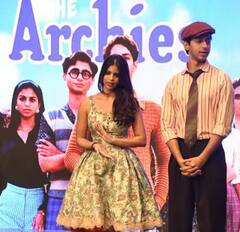 'ધ આર્ચીઝ 'ના પ્રમોશન ઇવેન્ટમાં પહોંચી સુહાના ખાન, ગ્રીન શોર્ટ ડ્રેસમાં કોસ્ટાર્સ સાથે આપ્યા પોઝ