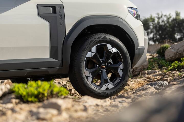 जिस तरह से साइड में क्लैडिंग ऊपर की ओर जाती है, जोकि इसकी डिज़ाइन में खासियत है. जबकि पिछले डस्टर की तरह मजबूती को बरकरार रखा गया है. लेकिन ज्यादा प्रीमियम लुक के साथ इसमें नए टेलगेट के साथ बेहतर दिखने वाली रियर स्टाइलिंग भी देखने को मिलती है. दिलचस्प बात यह है, कि नई डस्टर में आगे और पीछे की स्किड प्लेटें बड़े पैमाने पर रंगी हुई हैं. जिसका मतलब है, कि खरोंच या खरोंच की वजह से इसका रंग नहीं बदलेगा.