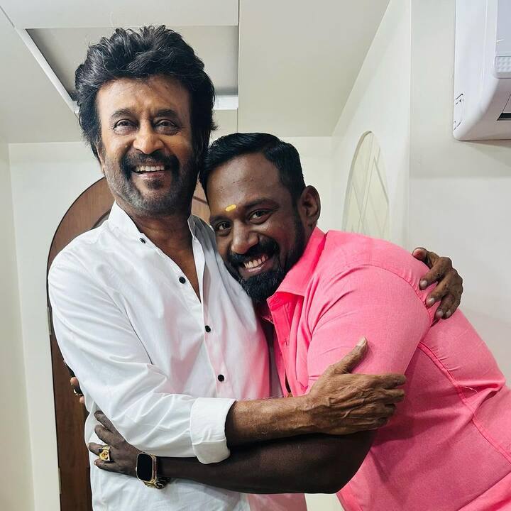 அது இது இது எனும் பிரபலமான நிகழ்ச்சியில் இடம்பெறும் சிரிச்சா போச்சு சுற்றில் காமெடி செய்து கலக்கியவர் ரோபோ சங்கர்.