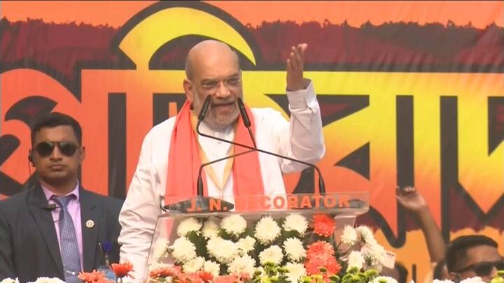 'দেশে বাংলার বদমান করেছেন মমতা বন্দ্যোপাধ্য়ায়। জ্যোতিপ্রিয়, অনুব্রত, পার্থ চট্টোপাধ্য়ায় দুর্নীতির দায়ে জেলে।ক্ষমতা থাকলে এদের সাসপেন্ড করুন দল থেকে।এখন দুর্গানাম জপ করছেন, ভাইপোর নাম এরা না মুখে আনে। যারা নিজেরা দুর্নীতির সঙ্গে যুক্ত, তাঁরা দুর্নীতি দূর করতে পারবে না।'