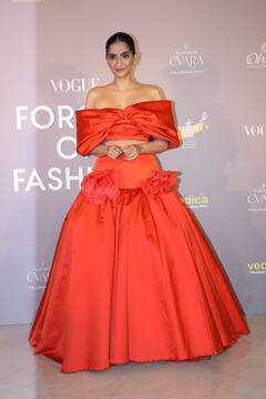 NMACC के इवेंट में पति संग स्टाइलिश लुक में पहुंचीं सोनम कपूर, विजय वर्मा की लेडी लव तमन्ना ने पहना ऐसा आउटफिट, देखें तस्वीरें....