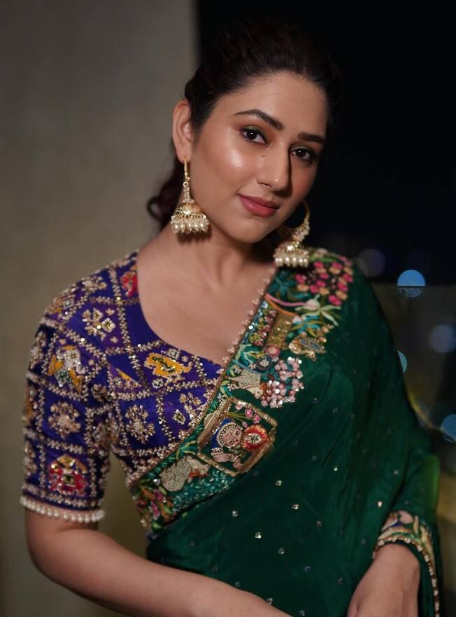 इस लिस्ट में पहला नाम दिशा परमार का है. दिशा ने अपने शो बड़े-बड़े अच्छे लगते हैं में 2 साल के लीप के बाद शो छोड़ दिया था. वे शो में मां का रोल नहीं करना चाहती थीं.