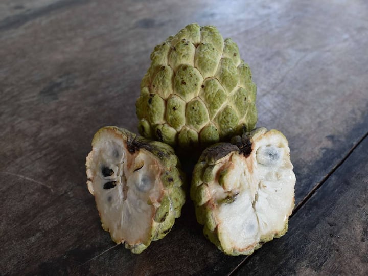 Custard Apple:  சீதாப்பழம் ஆகும். பழங்கள் என்றதும் சட்டென்று ஆப்பிள், ஆரஞ்சு, மாம்பழம், கொய்யா போன்றவை நினைவுக்கு வரும் நம்மில் பலருக்கு சீதாப்பழம் என்ற பெயரே புதுமையாக தோன்றாலாம்.