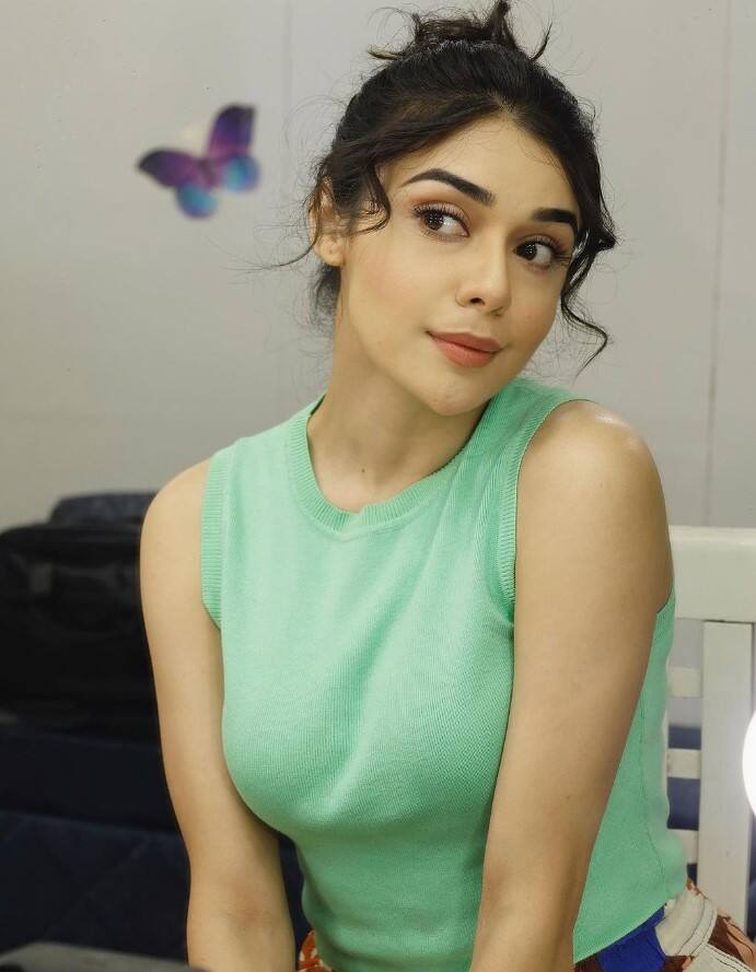 ईशा सिंह शो 'इश्क का रंग सफेद' में नजर आईं थी. इस शो में उन्होंने मां का किरदार करने से मना कर दिया था और शो छोड़ दिया था.